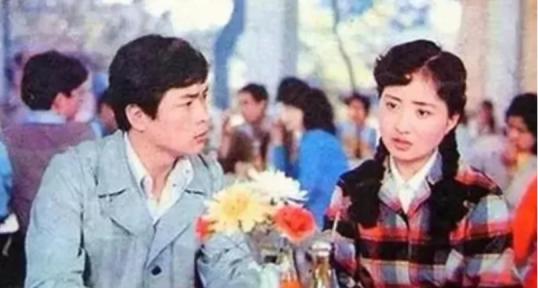 1982年，刘晓庆到南京演出时，遇到了在当地拍戏的迟志强，晚上喝了几杯酒后，刘晓