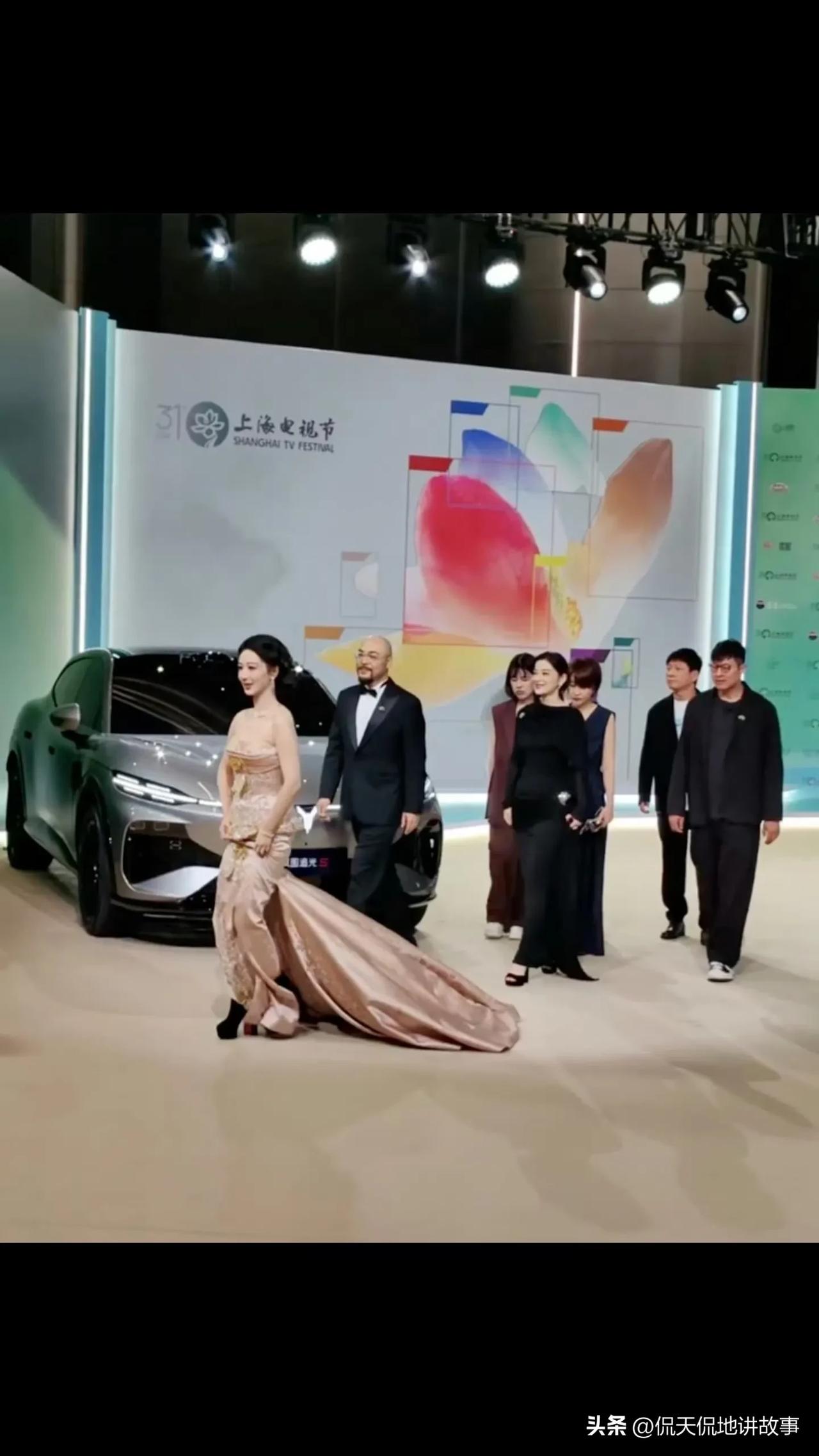杨紫这身白玉兰礼服款式其实简约大方，裙子本身很好看，但搭配被不少网友吐槽。
她本