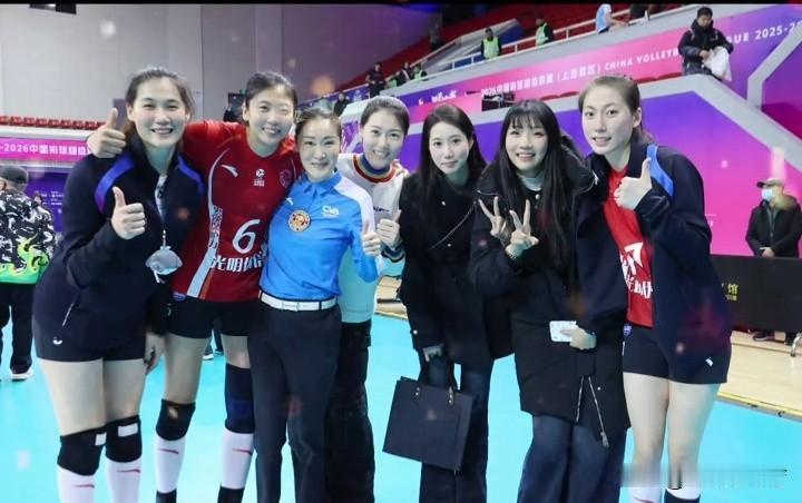 老队友赛场重逢，这张合影泪目了！前八一女排昨晚在上海重聚，京沪女排大战的司线员是