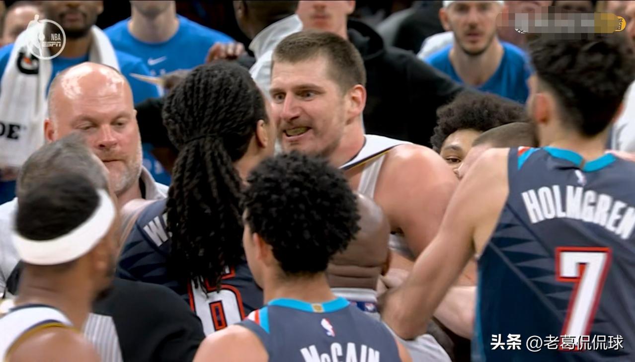 掘金超级巨星约基奇真是怒火冲天！在今天掘金客场挑战雷霆的比赛中，当时比赛进行到了