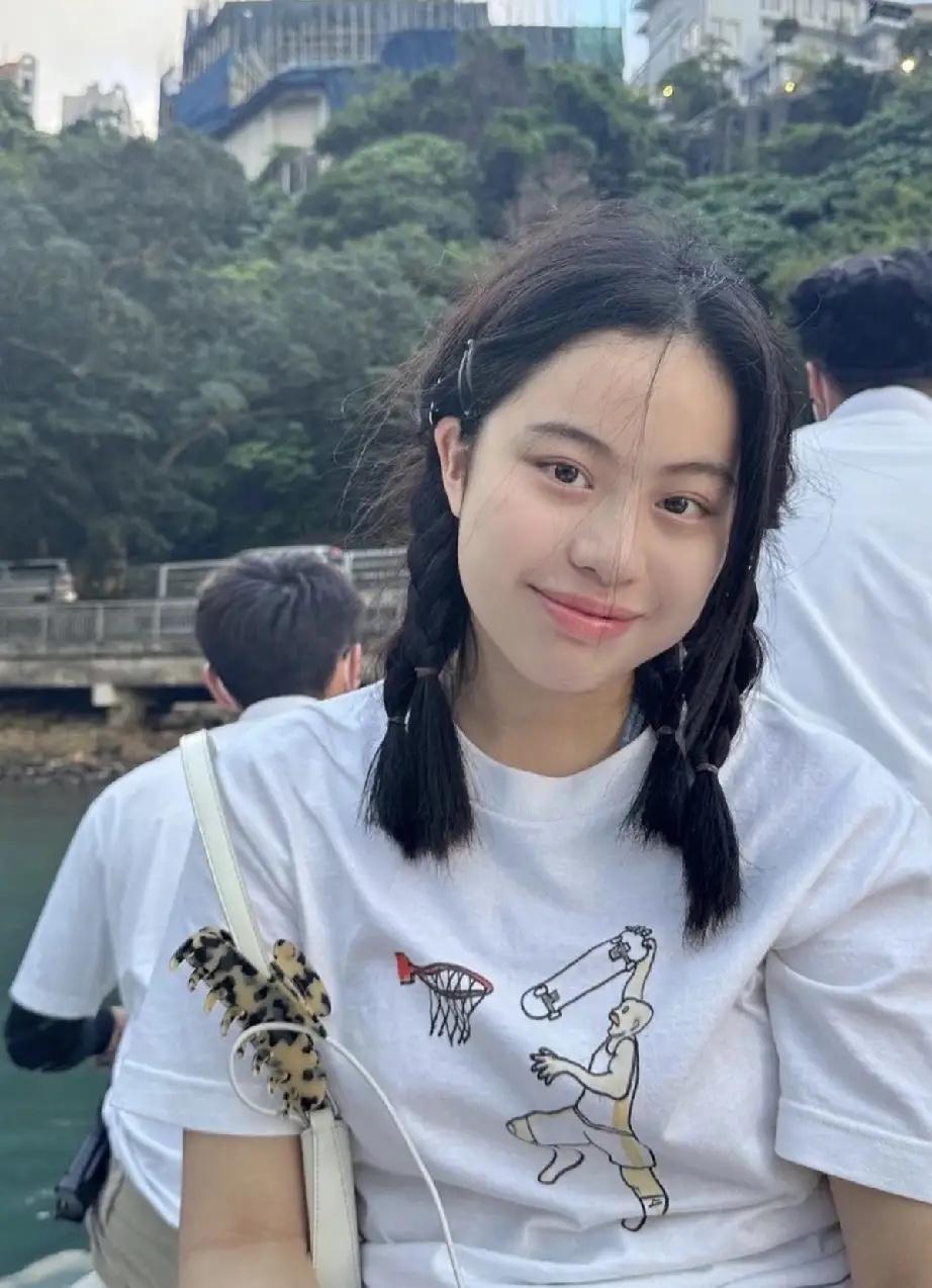 谁能想到甘比的女儿已经悄悄长这么大了！一亮相直接惊艳众人，和年轻时候的甘比简直是