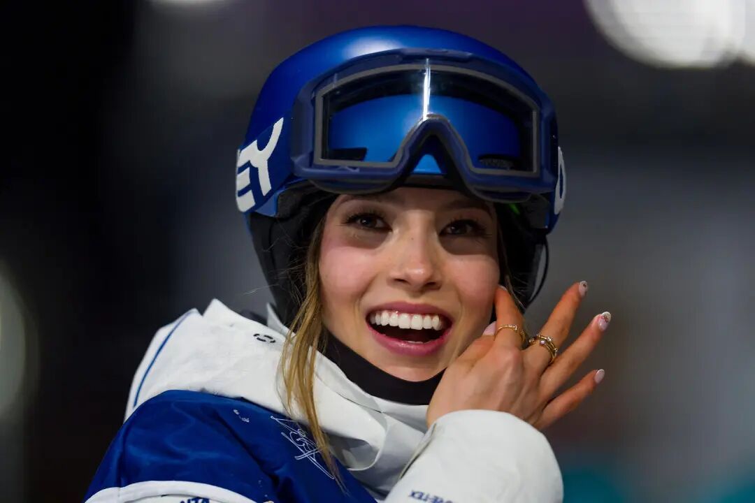 #国际雪联称未削减谷爱凌训练机会# 她已获得额外测试训练邀请】#国际雪联回应谷爱