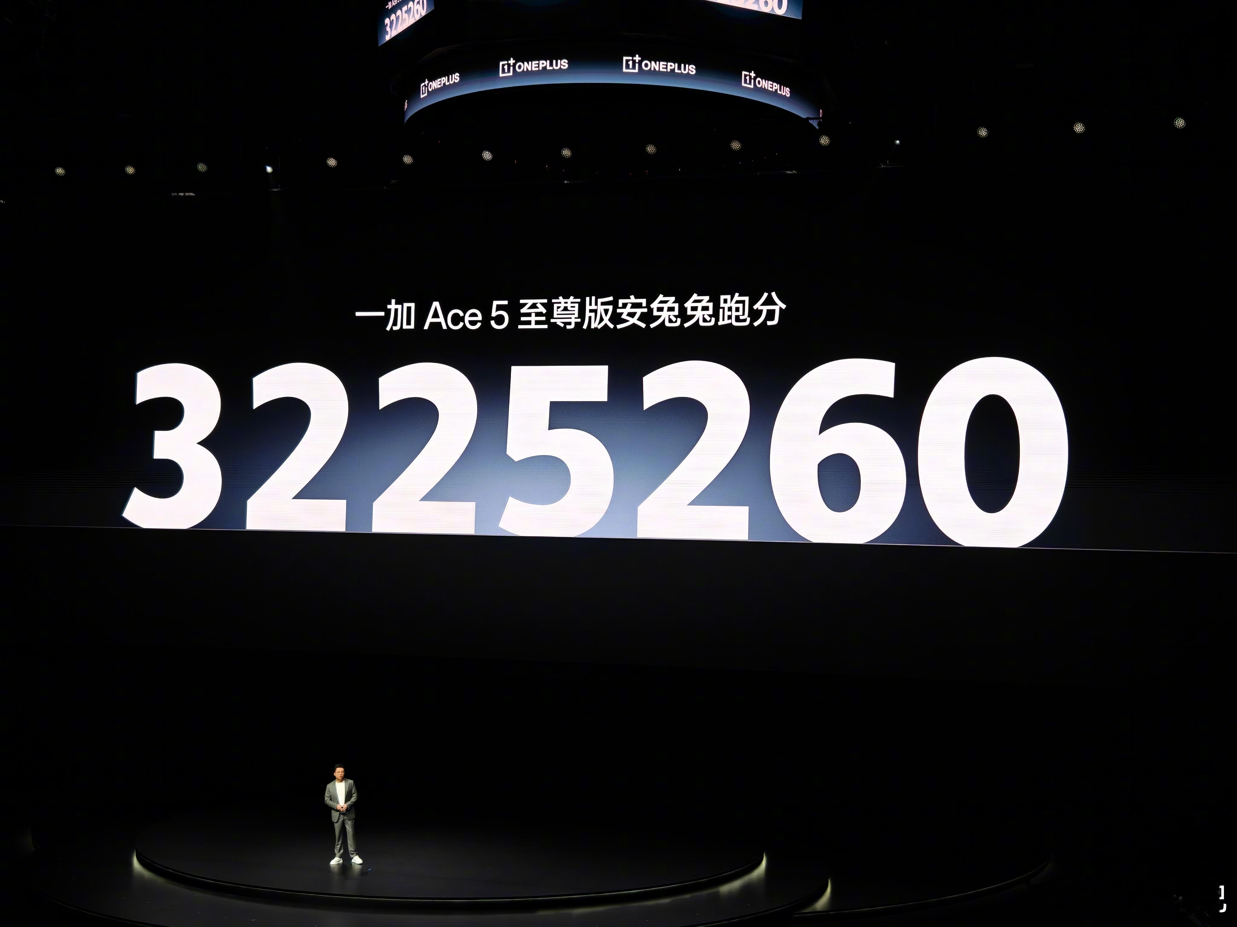 一加居然邀请了全 PEL 联赛战队代表过来现场换机 Ace 5 至尊版，真挺燃的