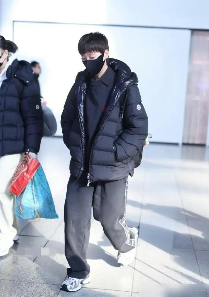 我瞅着，打乒超总决赛的王曼昱，还整这茬？ 今天从北京南站坐高铁奔南京，跟小徐奕搭