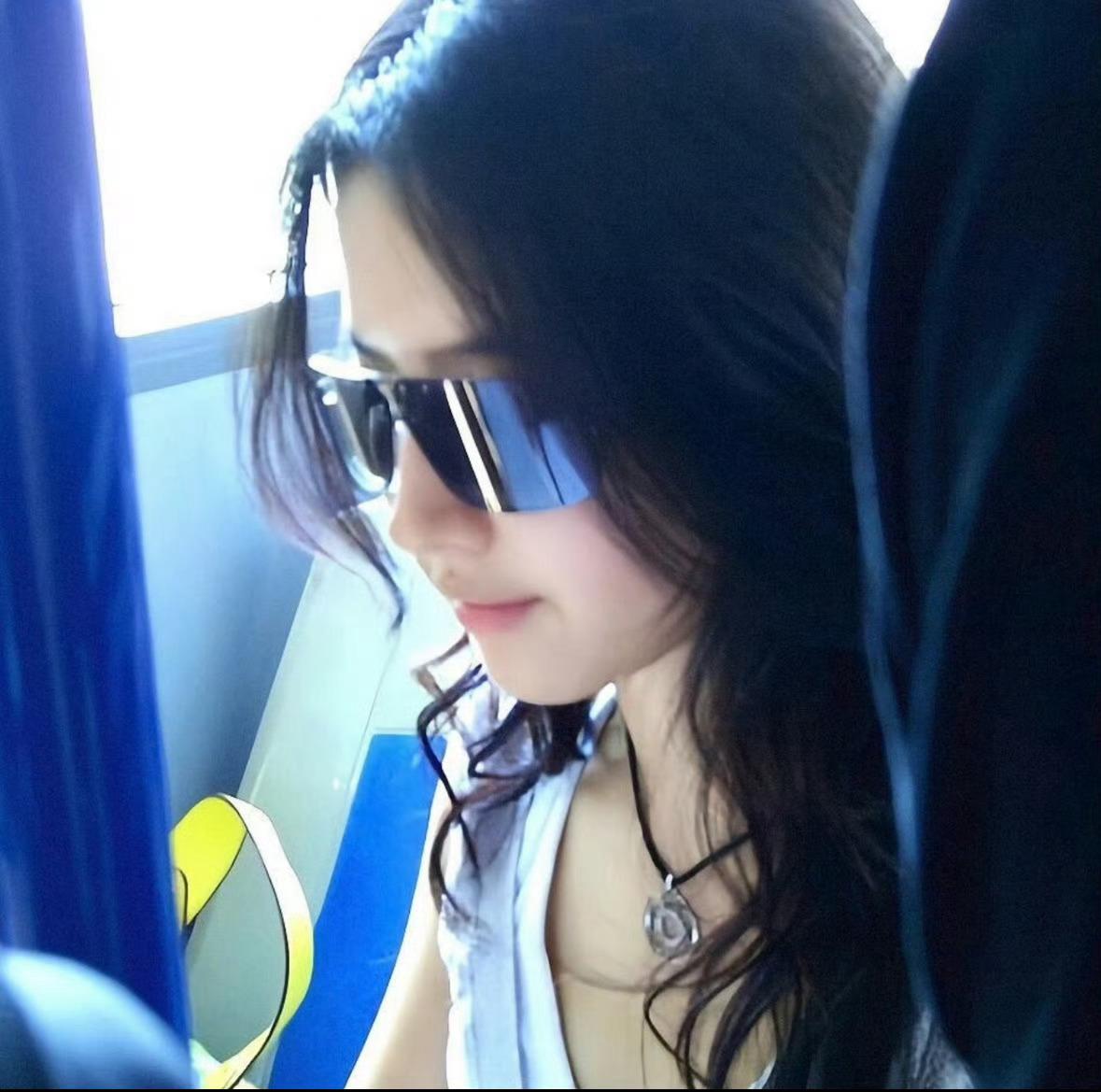 公交车上偶遇刘亦菲。
