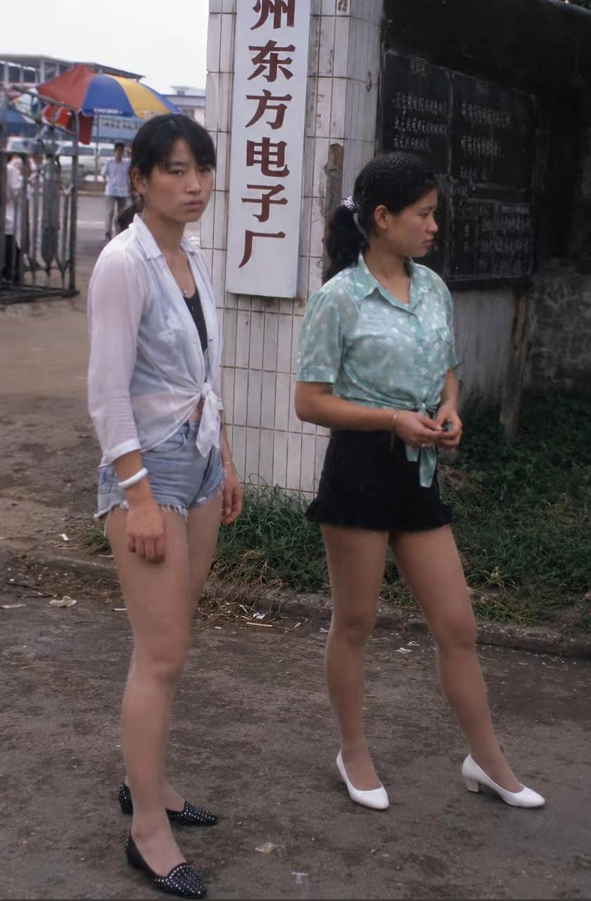 90 年代女孩的穿搭放到现在都很潮！衬衫下摆打结，一下子就把随性时髦感拉满。这种