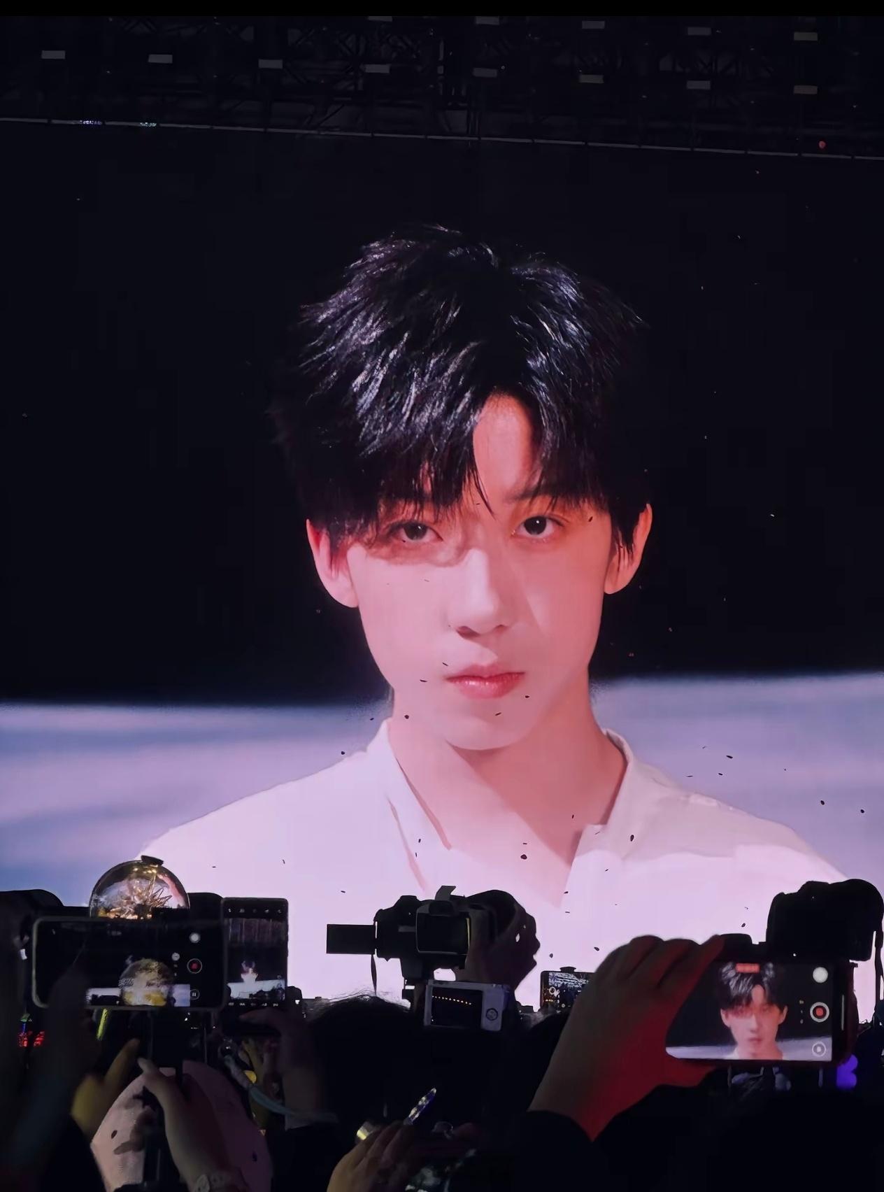 杨博文就是四代综合实力top1，不服都不行无论是练习室还是在舞台，表现力都是最最