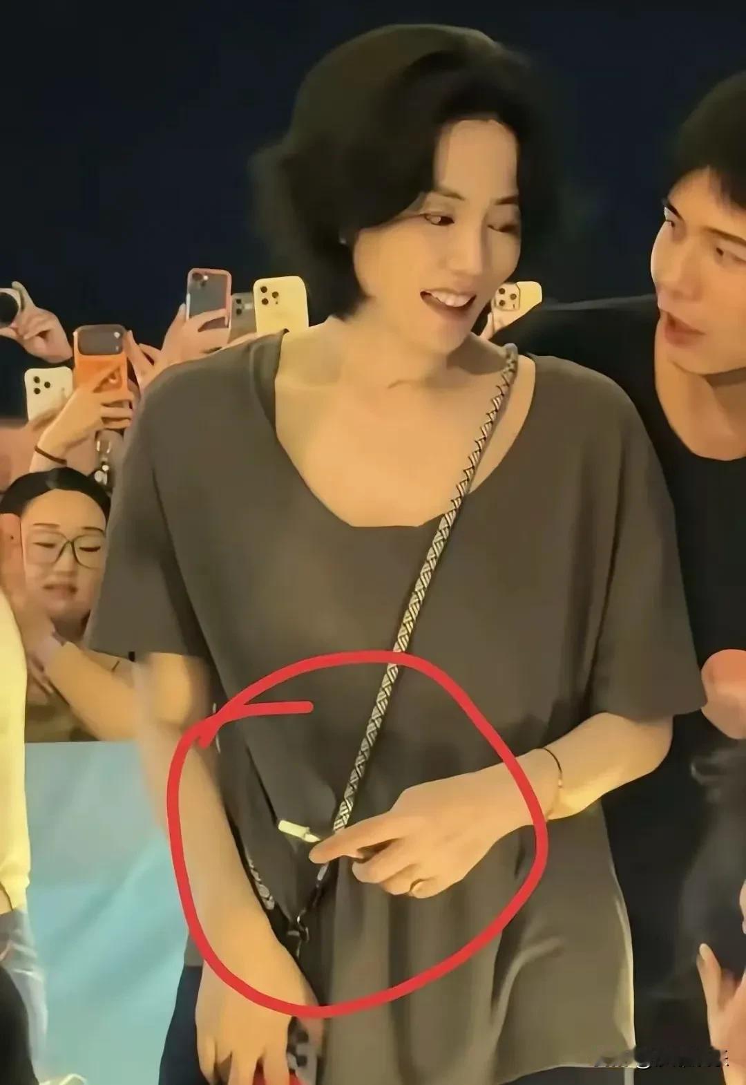 原来王菲母女三人都是老烟民啊[笑哭][泪奔]！

最近阿那亚虾米音乐节，王菲带着
