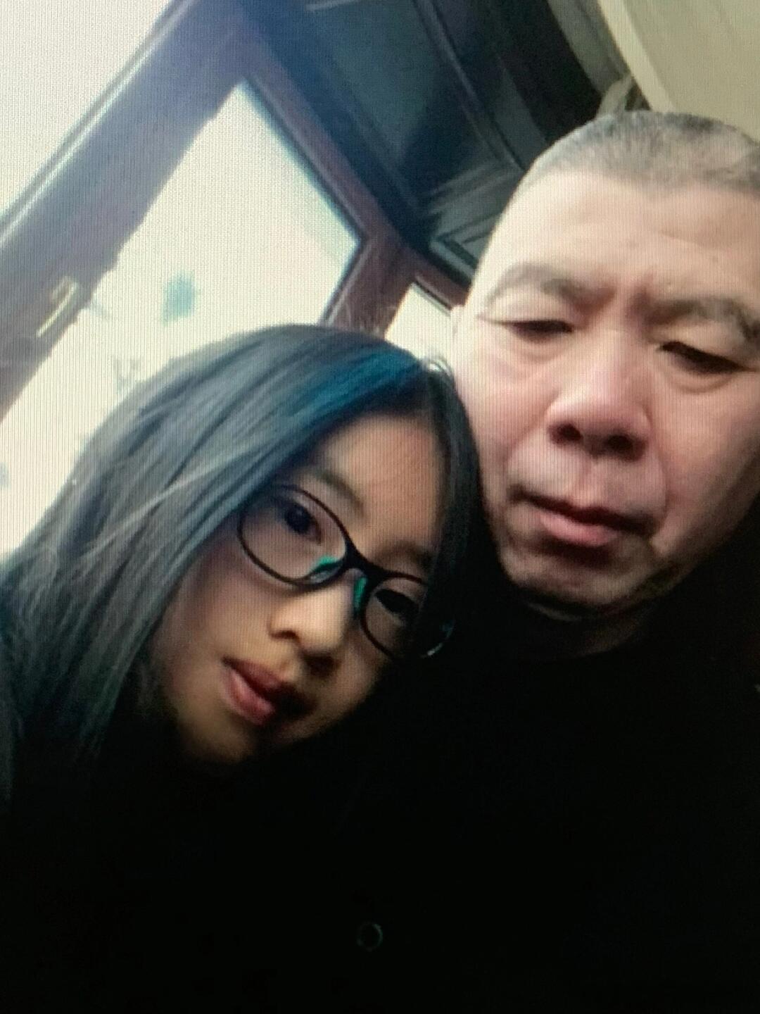 冯小刚养女晒童年照，有一张是和爸爸冯小刚的自拍，这么看两人的五官还真的蛮像的。 