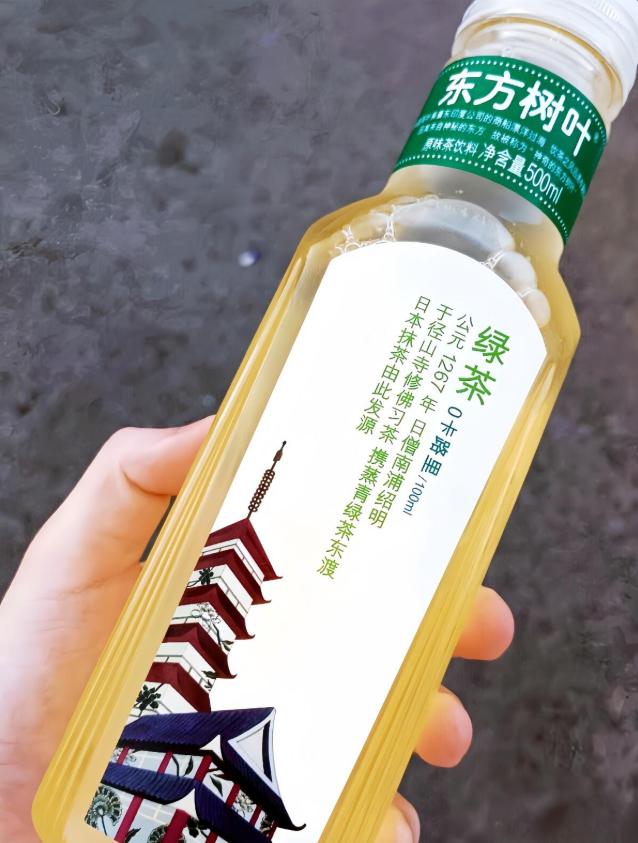 一位日本网友晒出了一瓶东方树叶绿茶，顺手看了看瓶身上的历史说明，没想到竟被其中的