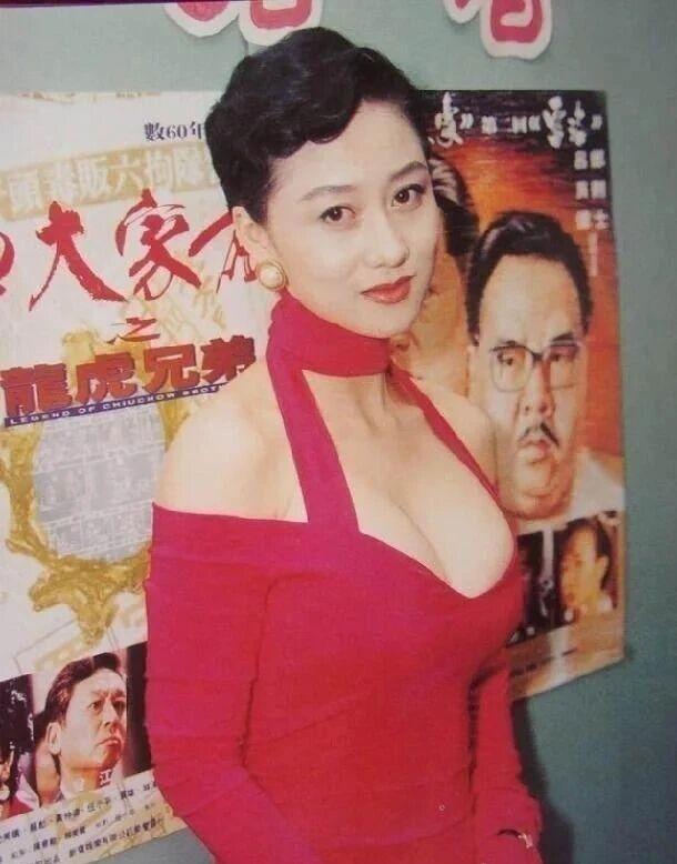 一袭红裙惊艳香江！最顶级性感，没有之一！看到这组利智的旧照，瞬间梦回八九十年代的