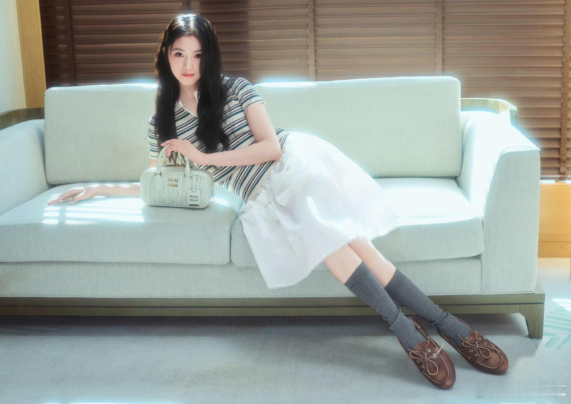 刘浩存 × Miu MiuMiu Miu品牌大使刘浩存携手Arcadie手袋出镜