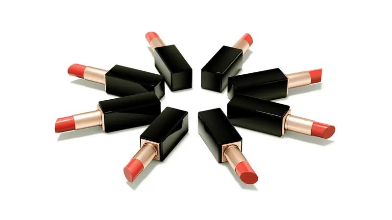 近日南昌，香奈儿专柜口红试用装过期多月给顾客试用，记者10分钟内发现多支。面对质