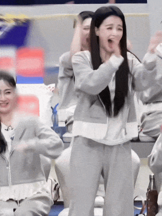 孙怡笑成囧了孙怡又在贡献表情包了 别人上浪姐是来乘风破浪的，孙怡是来制造表情包的