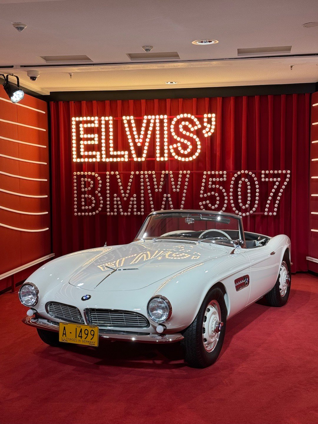 这台白色的宝马507是猫王的车，50年代507属于顶豪汽车，这台车是猫王在驻德国