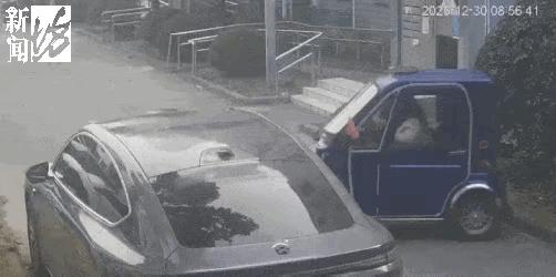 不是谁弱谁有理！上海，一残疾阿姨开着残疾车，连续四次撞向邻居爱车，一问竟是故意而