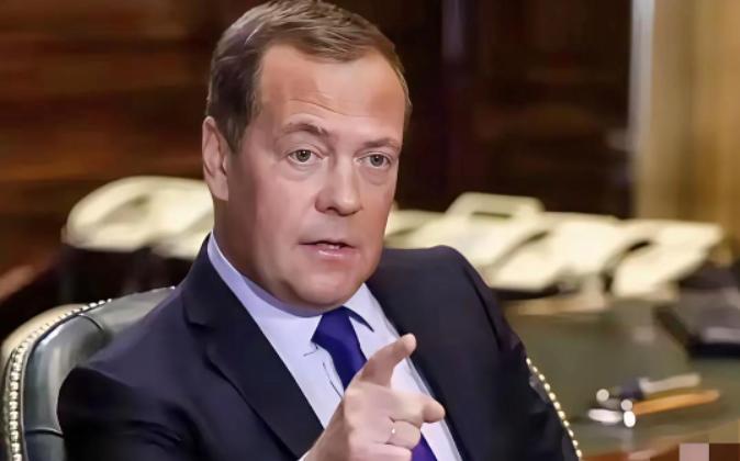 正当美国妄图染指丹麦格陵兰岛，而丹麦表示不同意之际，普京这一招——向任何美国对手