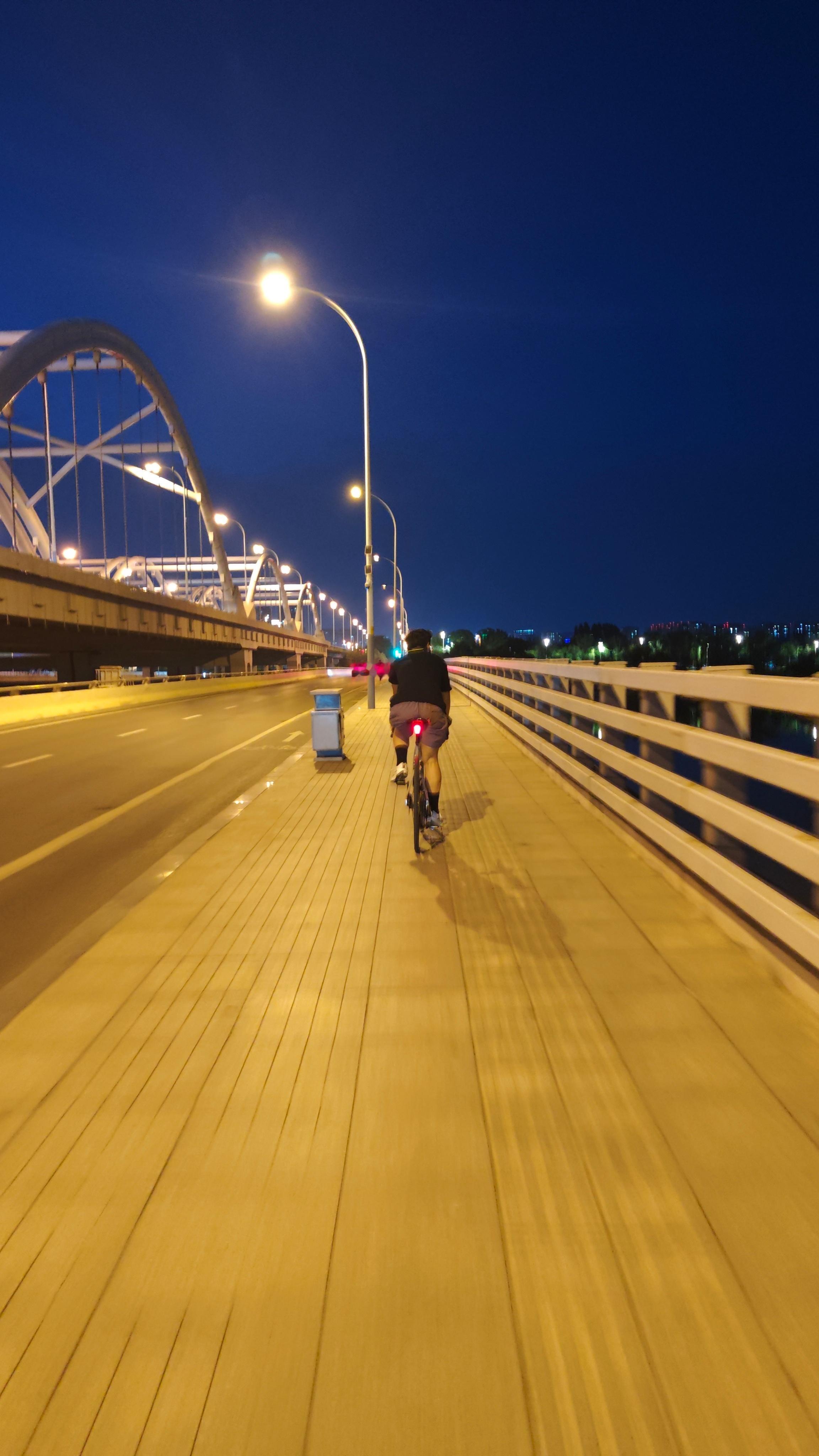 晚上很凉快 小骑30km 西安·AR浐灞后海观景平台