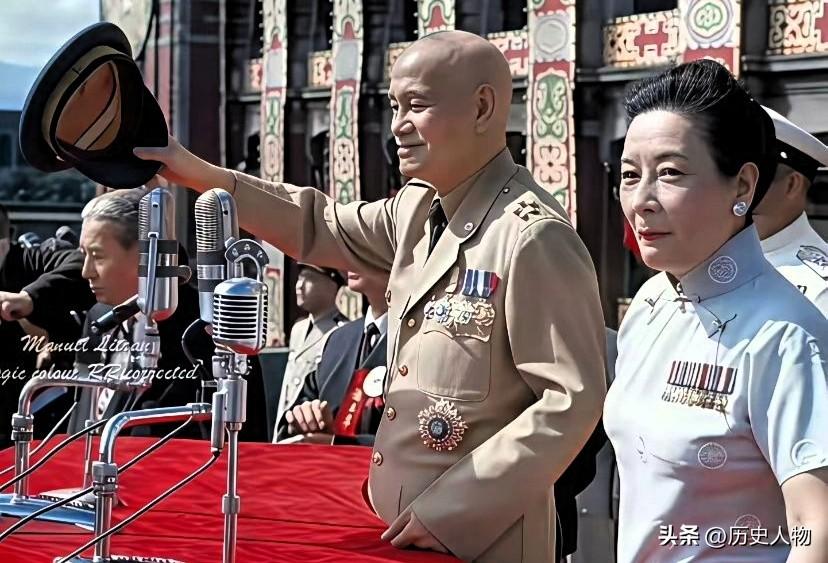 老照片 ｜ 宋美龄胸前佩戴“中国空军荣誉飞鹰胸章”和佩戴勋章的蒋介石出席活动。老