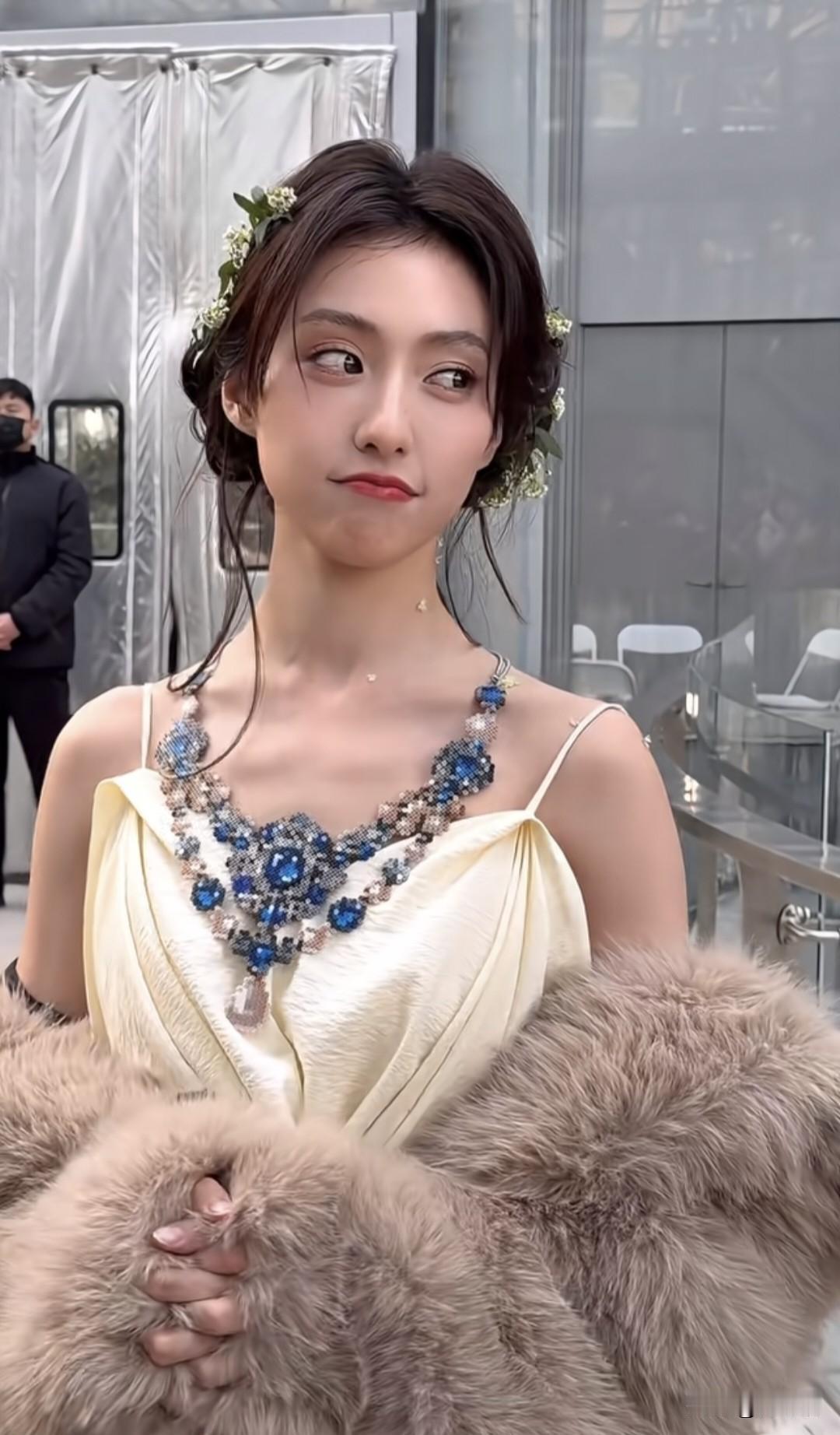 拼豆这是要成为新的时尚单品了吗？继胡连馨戴上了粉丝亲手为她打造的拼豆项链后，杨超
