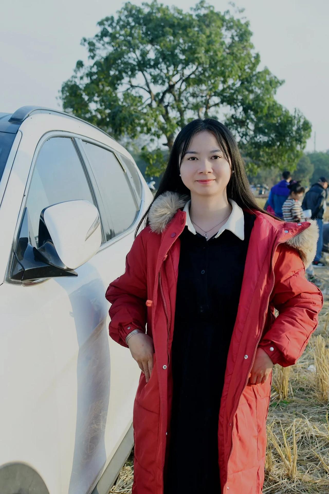 温暖冬日，红衣少女与车相伴，笑靥如花。人俏景美 用倩影留住时光 红裙似霞光 暮秋