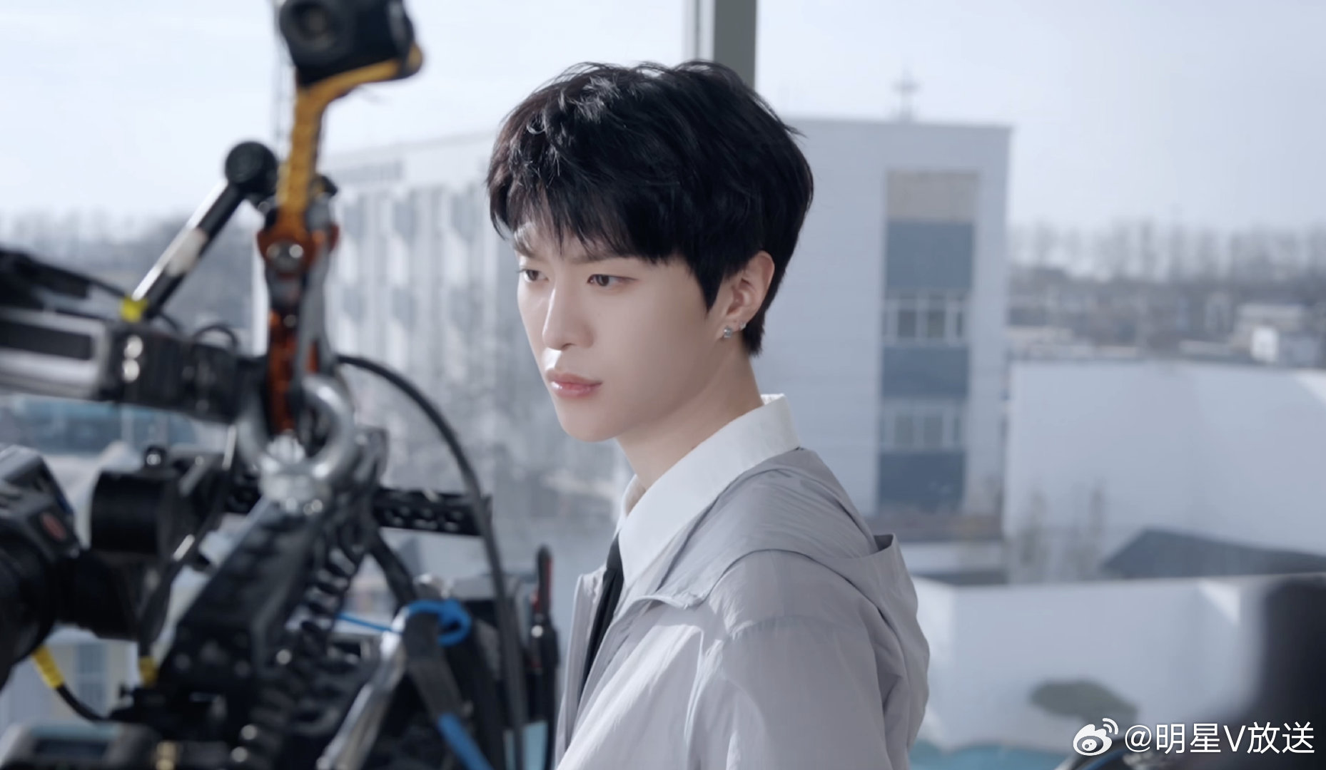 范丞丞轻氧感穿搭 从城市街头到日常通勤，范丞丞把轻氧感穿出了实用时髦范儿。不刻意