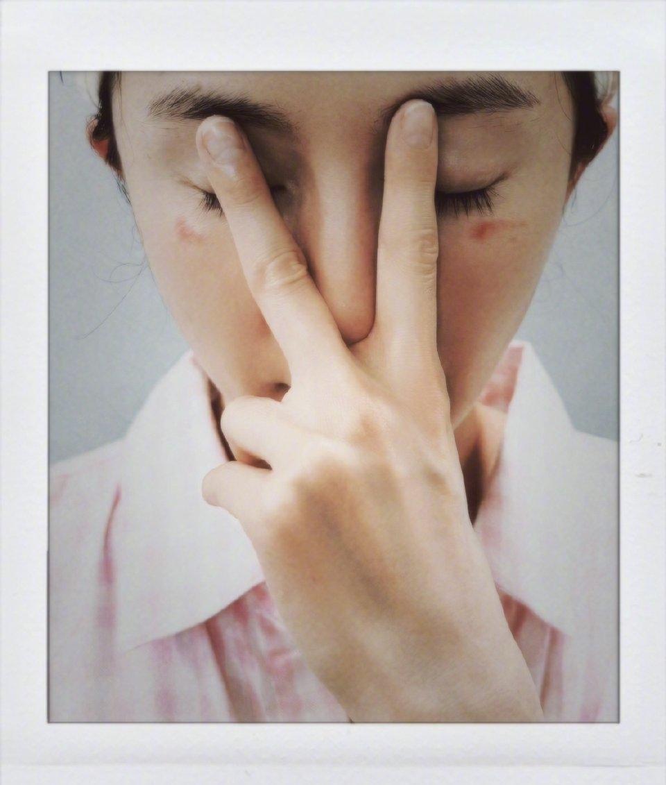 4月27日，杨幂晒出一张脸部照片，照片中她用手挡住了眼睛，眼睛下面有两道明显的伤