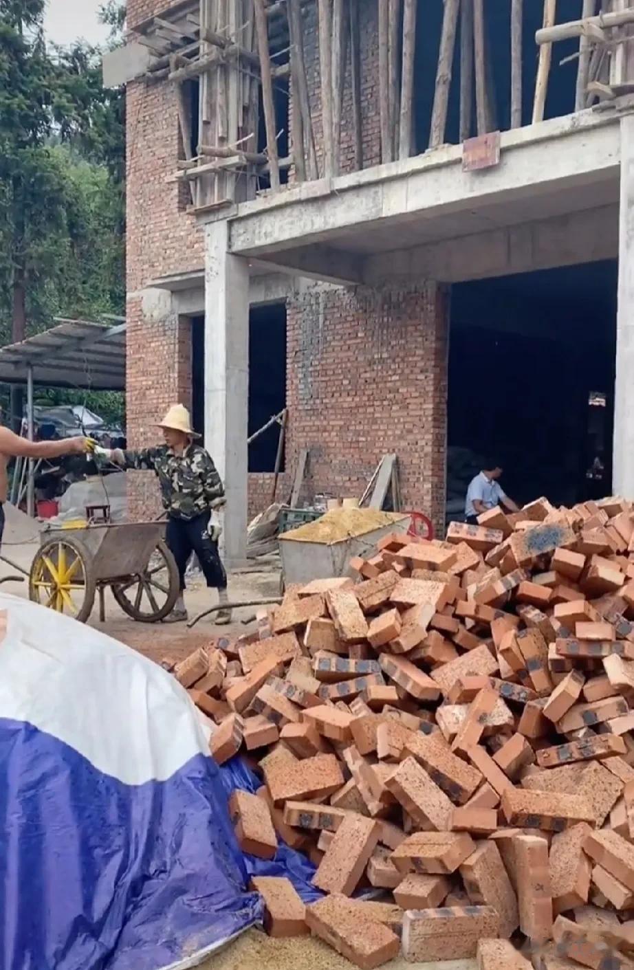 鼓励城里人退休还乡，那么宅基地是一个绕不过去的话题，住哪里？

有人说住老房子、