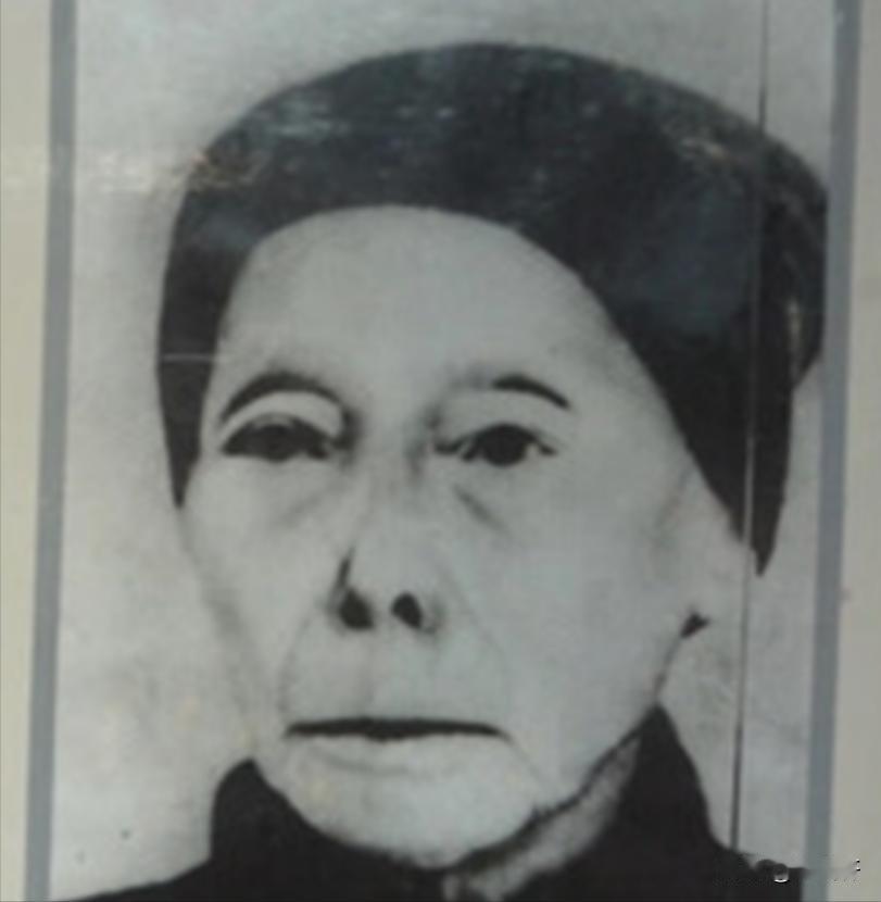 1933年，毛主席躲进了一个农妇家，没想到敌人搜查到农妇家时，农妇却直接说他就是