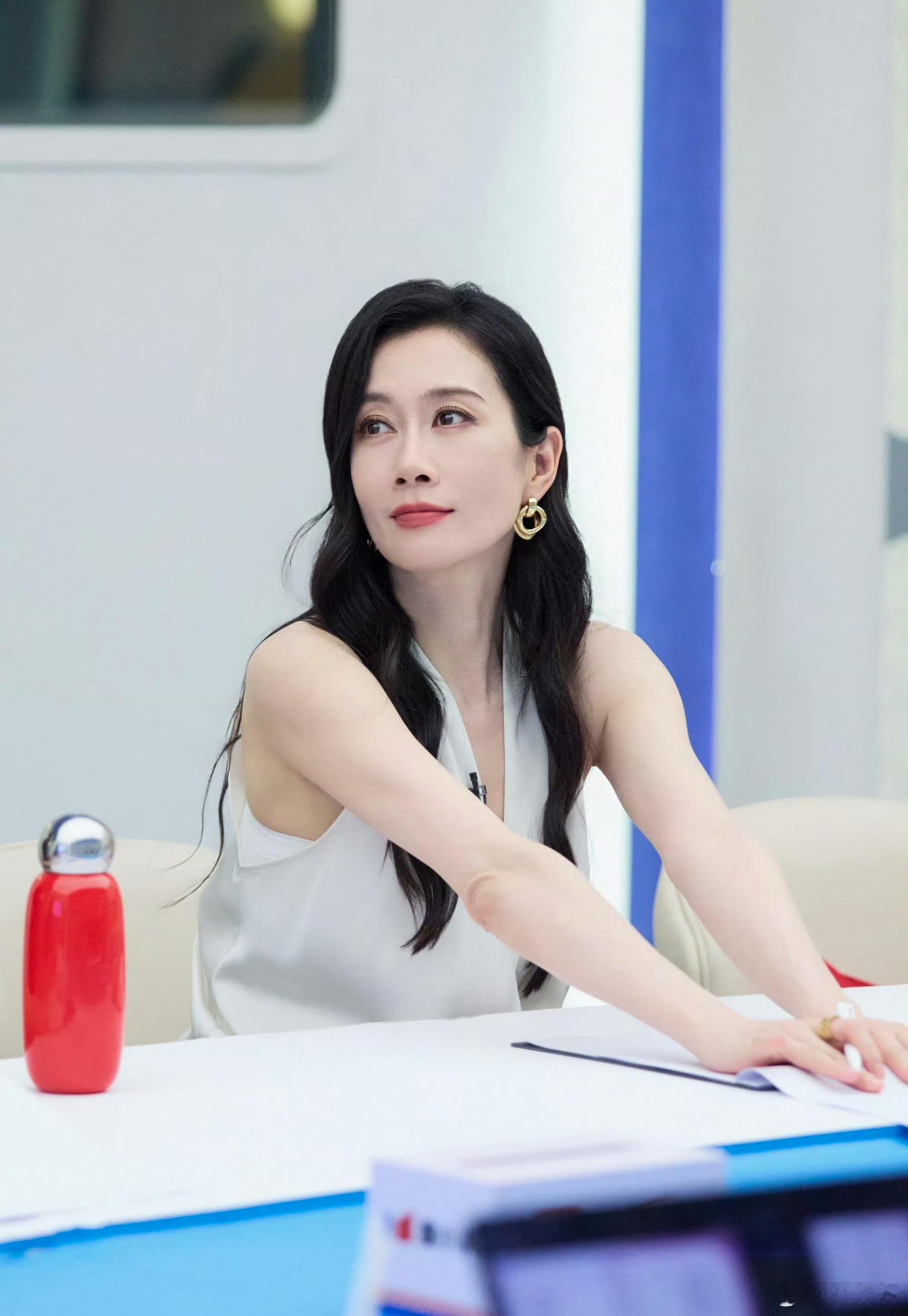 一边是舞台上气场全开的御姐，一边是被死亡镜头毁掉的拍立得，芒果的审美真的忽上忽下