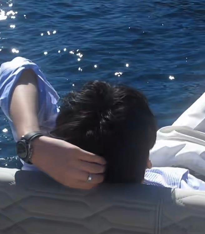 我靠纯故意的吧。。这个镜头还没有💍的。。下一秒就出现了。。赤裸裸的展示 