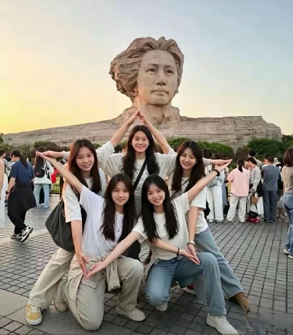 伟人塑像前巧妙的五角星造型，满满的正能量！给美丽的女孩点赞！[赞][赞][赞]