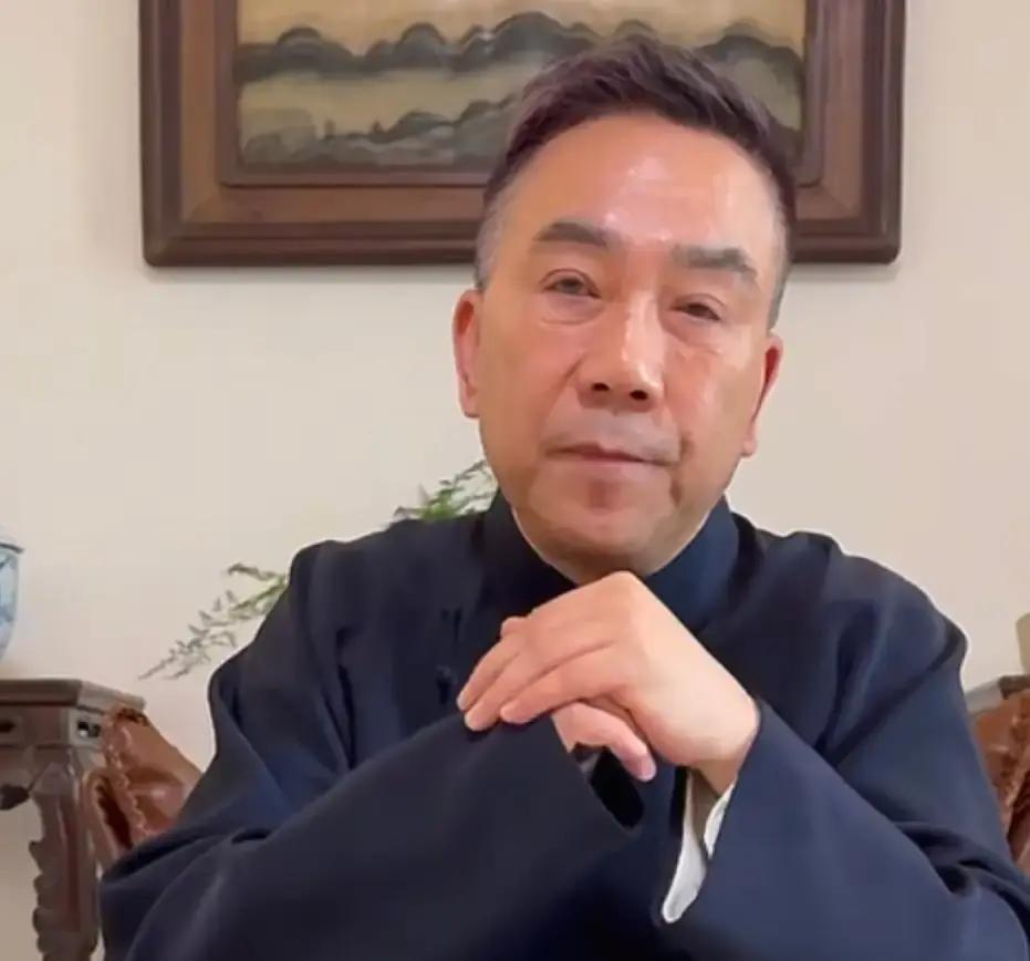 杨议的徒弟本哥在直播间里直接把话挑明了，说郭德纲必须得带上礼物和那个郑好，亲自去