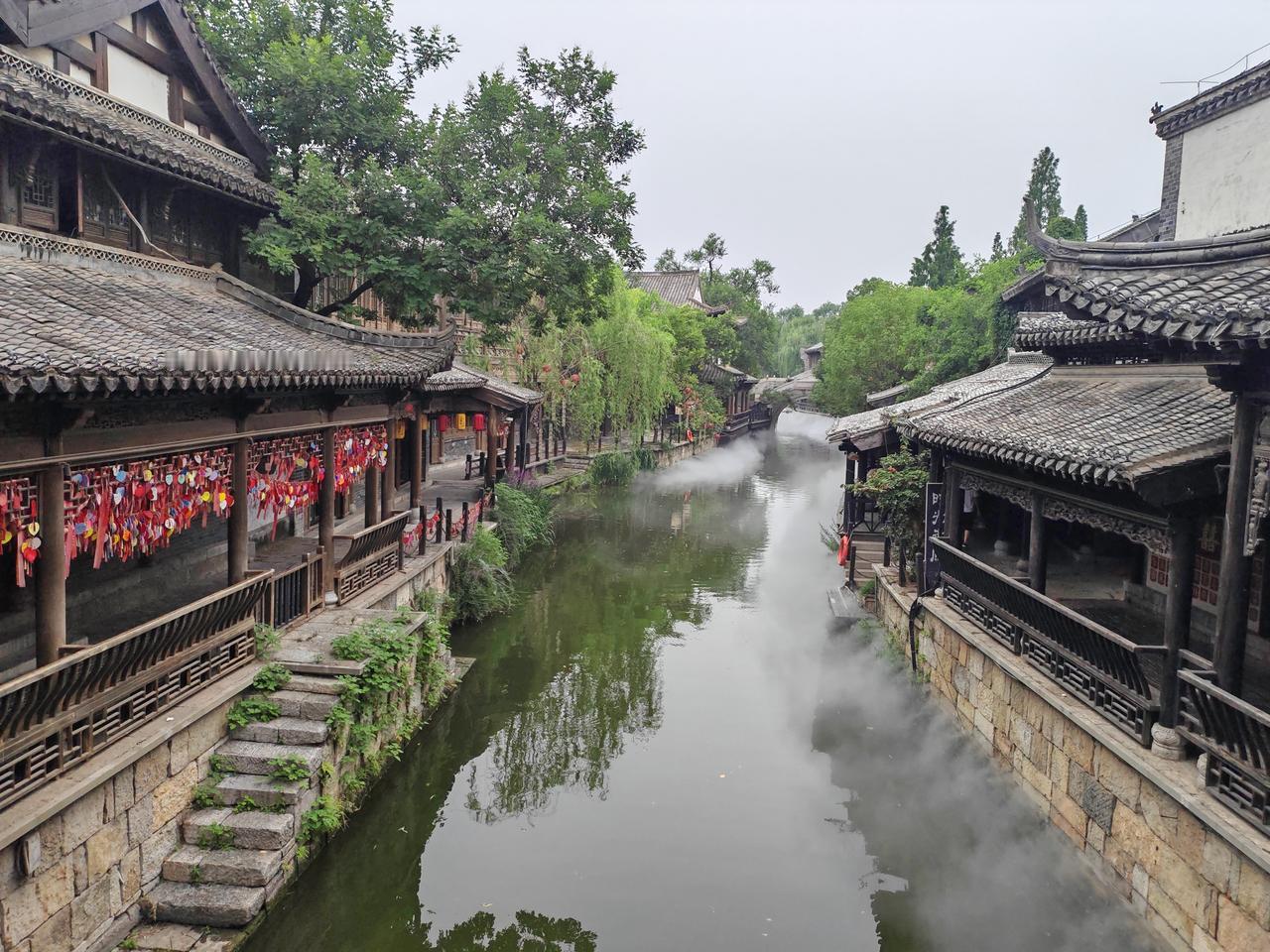 乌衣巷
        刘禹锡，
朱雀桥边野草花，
乌衣巷口夕阳斜。
旧时王谢堂