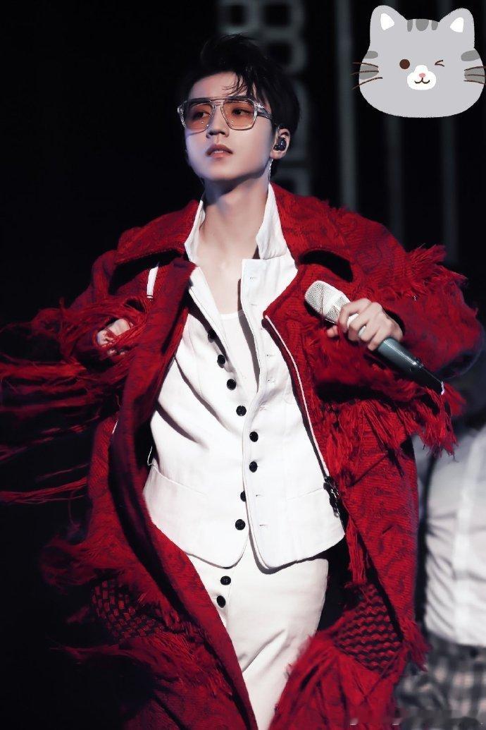 王俊凯营业图新歌线索救命！王俊凯这是要霸屏的节奏？五首新歌线索曝光，项目多到追不