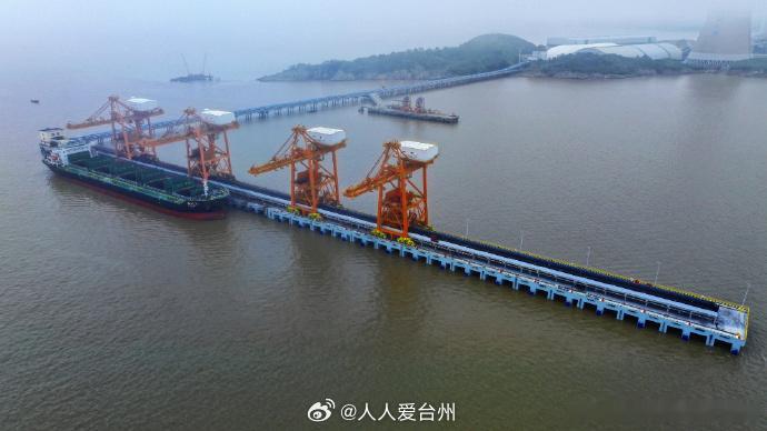 台州三门码头集群提速起势实现历史性跃升 近日，位于台州三门县的浙能台二电二期扩建
