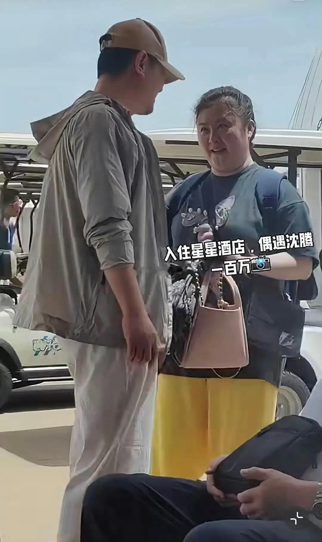 网友偶遇沈腾和他老婆出去旅游，抓娃娃下面的评论一堆人说沈腾拆cp了 ​。男女主一