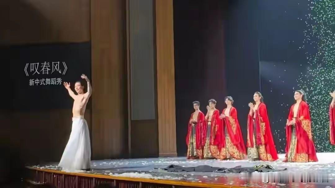 你有没有刷到过一群一米八几的光膀子男人，在台上撕裙子、公主抱，台下女的嗷嗷叫？那