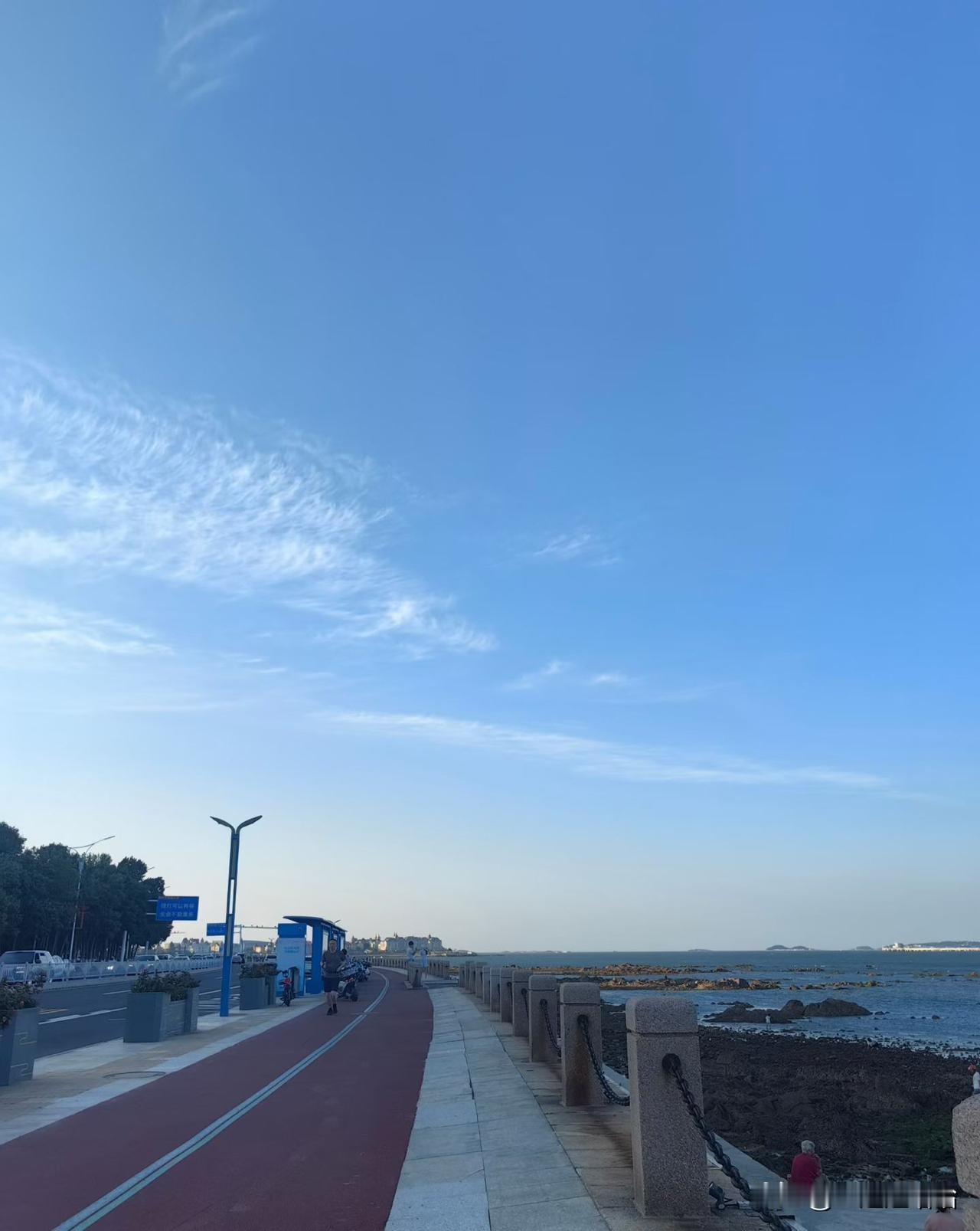 新的一天开始了又是新的一天
生活平平淡淡，日子简简单单。
不去纠结烦心事，放平心
