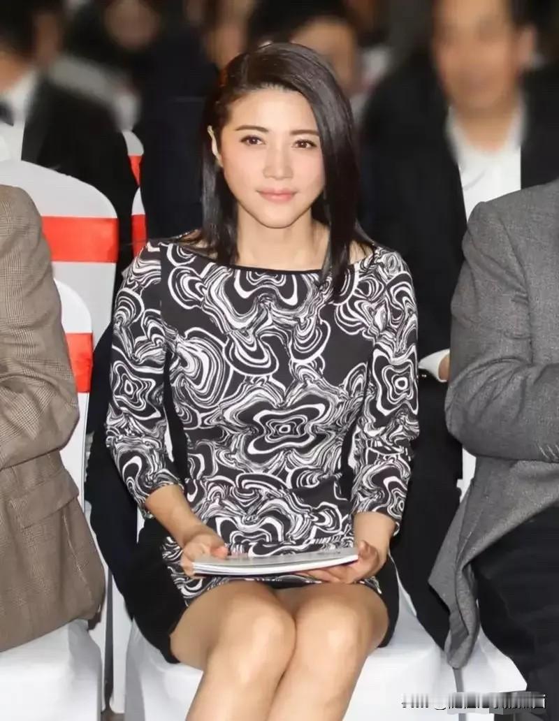 高清镜头下的颜丙燕，扛得住生图了，都是50多岁的人了，依旧那么有魅力。皮肤状态超
