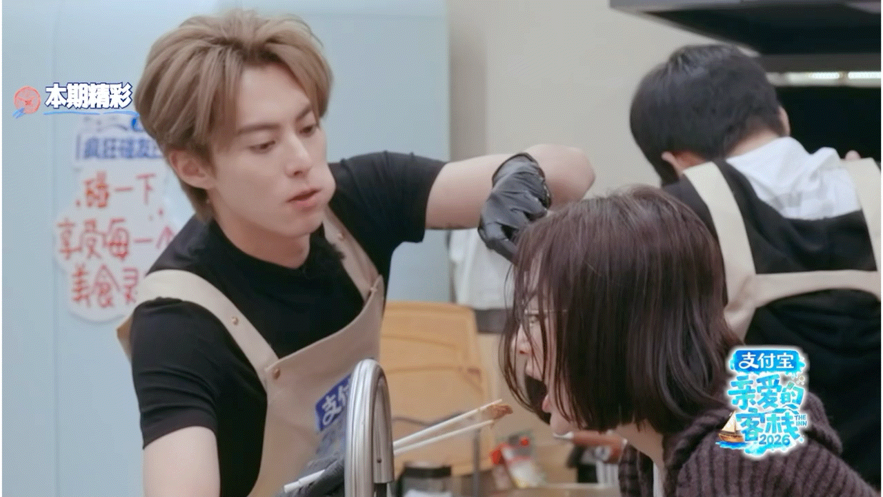 客栈营业真的是忙到没有时间停下来吃饭了boss真好诶还给姐喂一口 