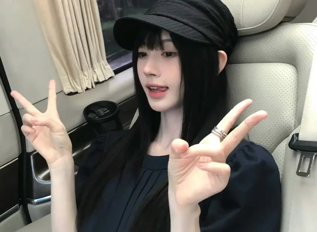 鞠婧祎黑裙包头帽甜酷出圈！ 