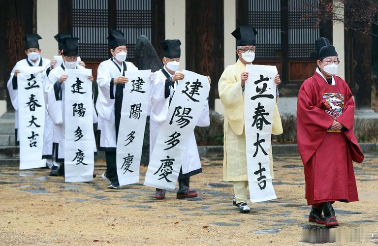 #韩国春联是白色的#  看棒子的架式，象极了送葬，难怪其总统没一个好下场的。[d