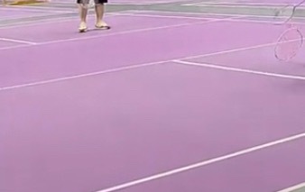 【玉林某羽毛球馆有小孩到处窜安全隐患大】近日，网友爆料称：玉林的某羽毛球馆打球，