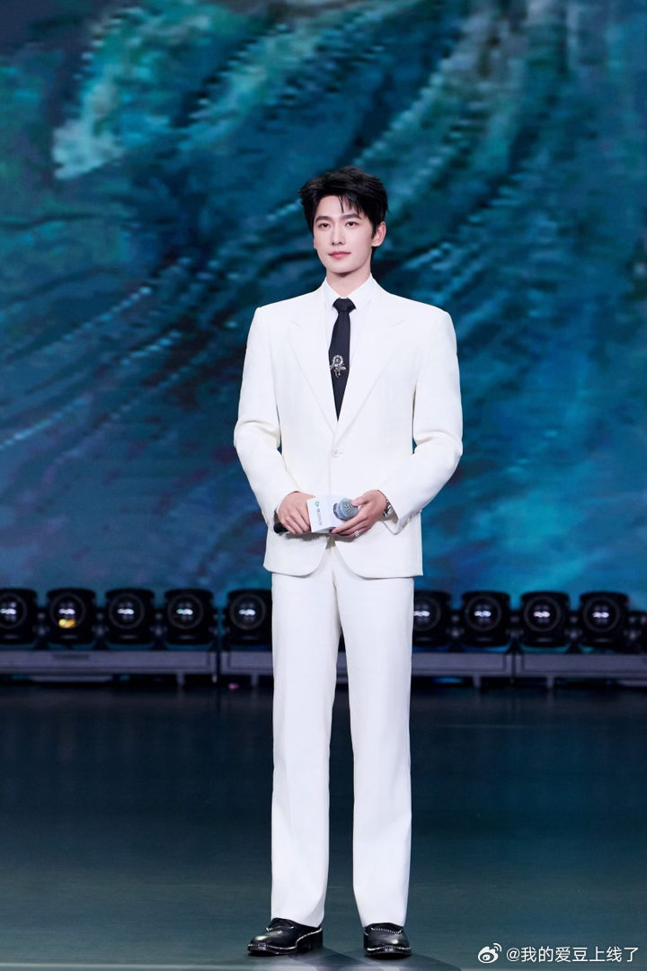 杨洋不吃压力杨洋不吃镜头压力 从片场到线下活动，常年与镜头相伴的杨洋早已脱敏，任