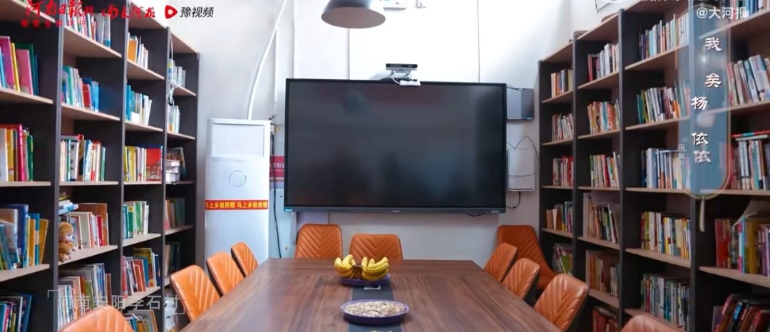 人大代表李翠利的小卖部最近有点潮李翠利将自家小卖部最显眼的货架腾出，摆上书籍创办