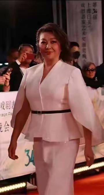 或许有人会说，快60岁的人，胖点不挺正常的吗？不！她可不是普通人，是明星，是公众