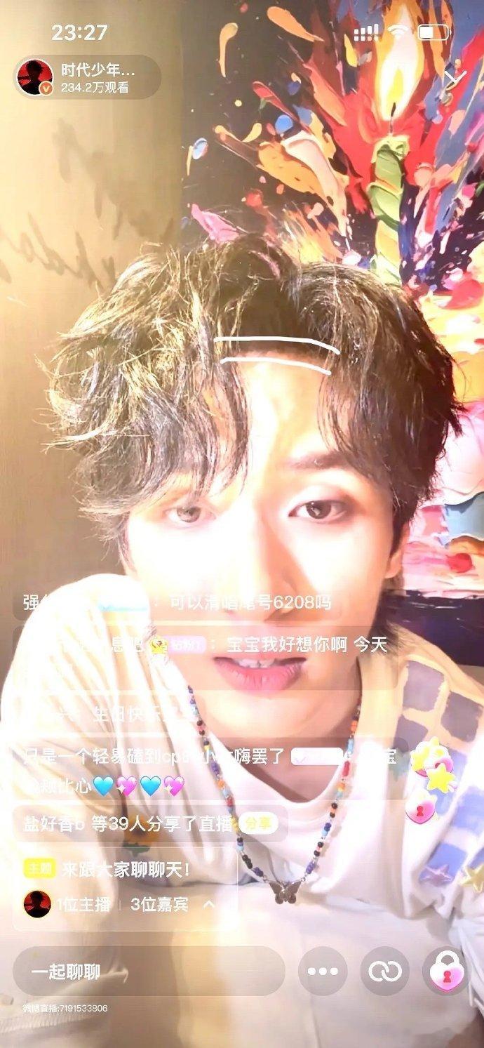 老六的发际线粉清晰可见。 