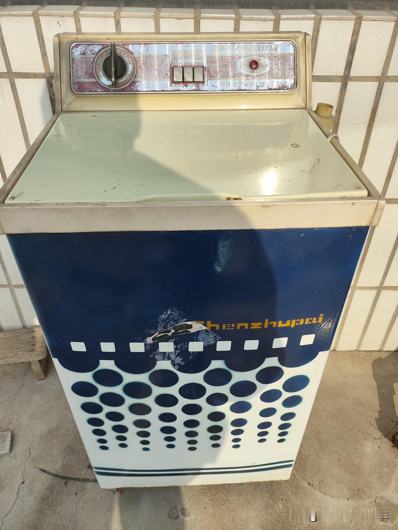 回村里收拾东西发现了家里的老古董，珍珠牌洗衣机，这台洗衣机应该有接近40年了。