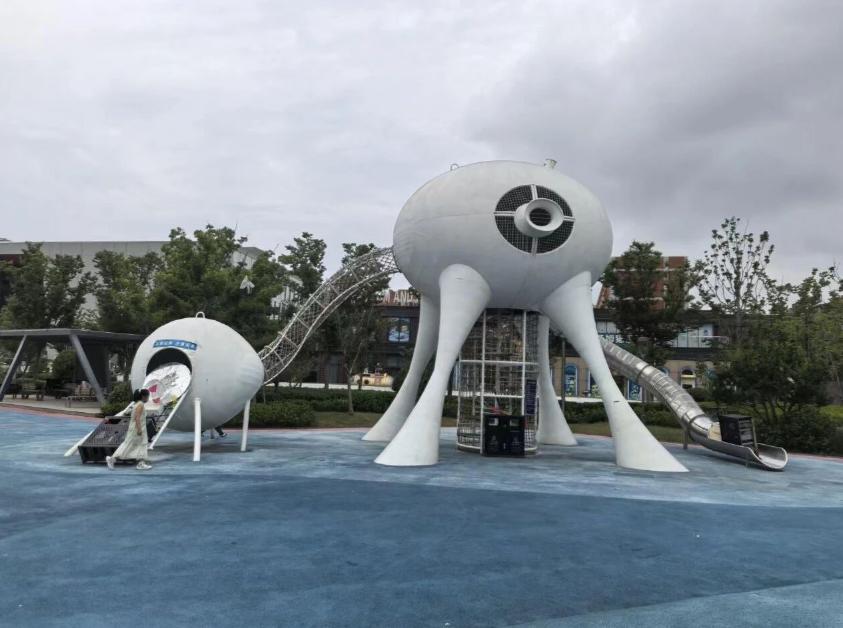 市民向反映，响水县文体中心广场上有一处章鱼造型的儿童游乐设施，已经停用维修两个月